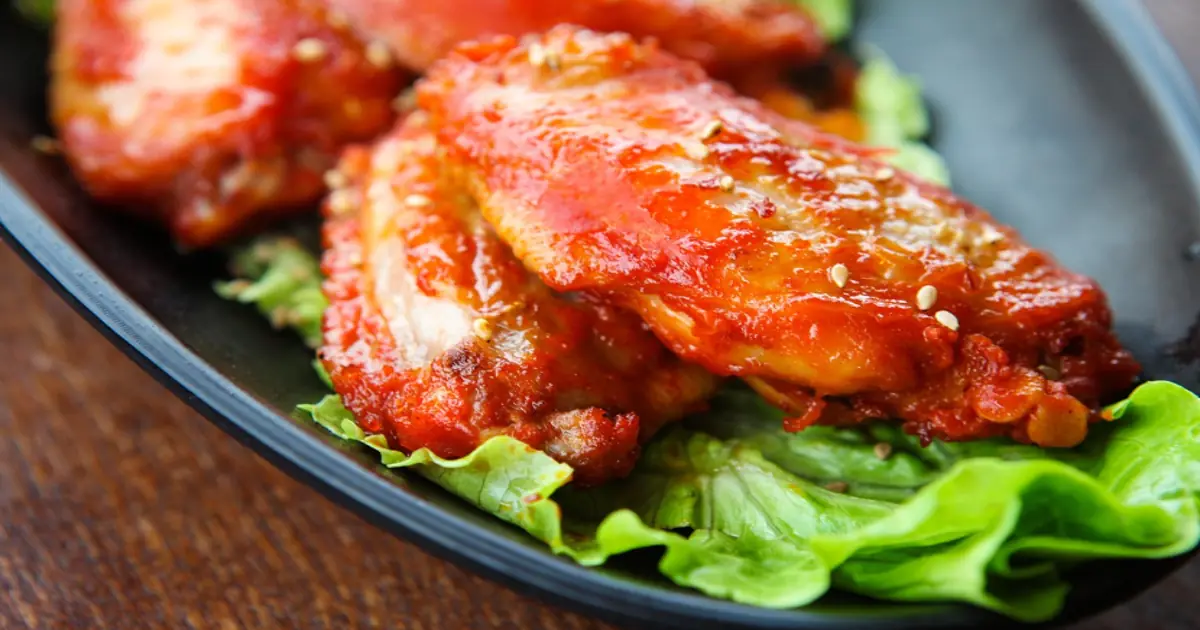 Alitas crujientes estilo Buffalo doradas y apetitosas